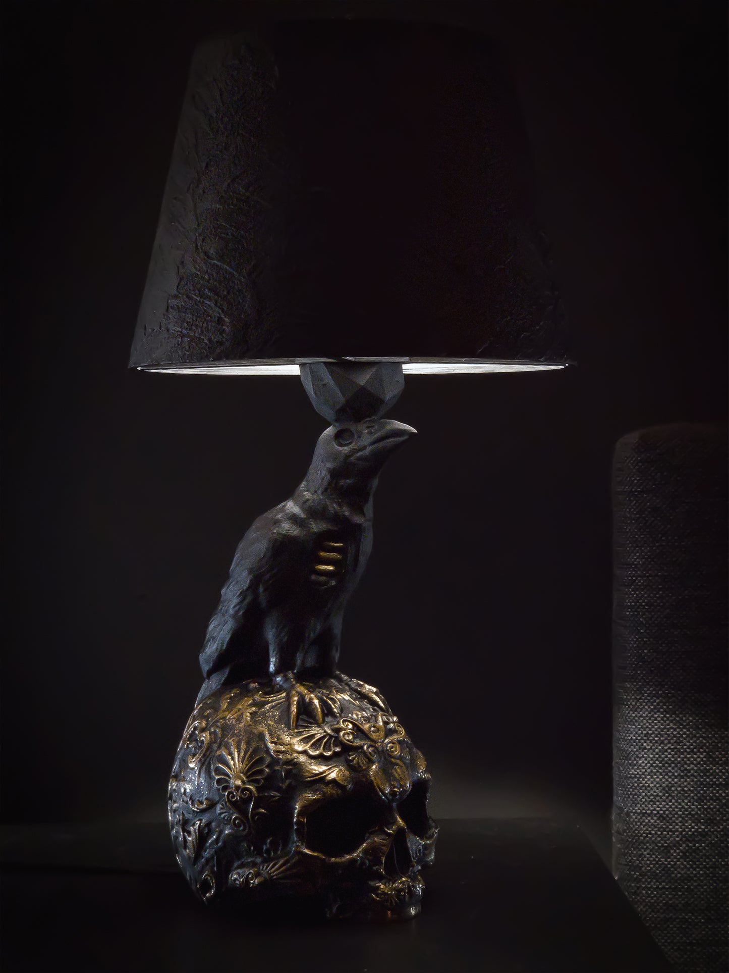 Raven Skull Lamp