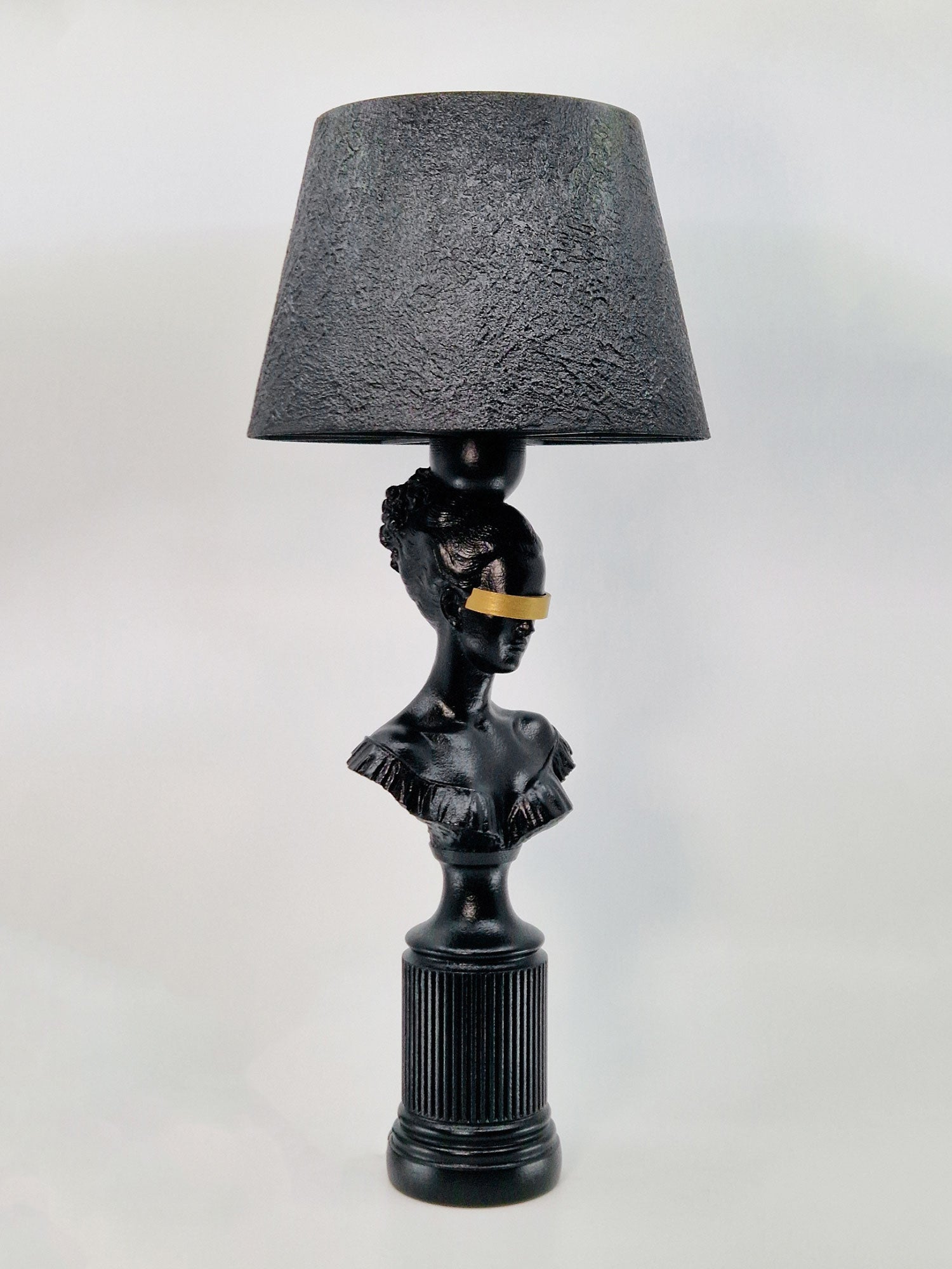 Blind Hera | Gold & Noir Concrete-Texture Lamp