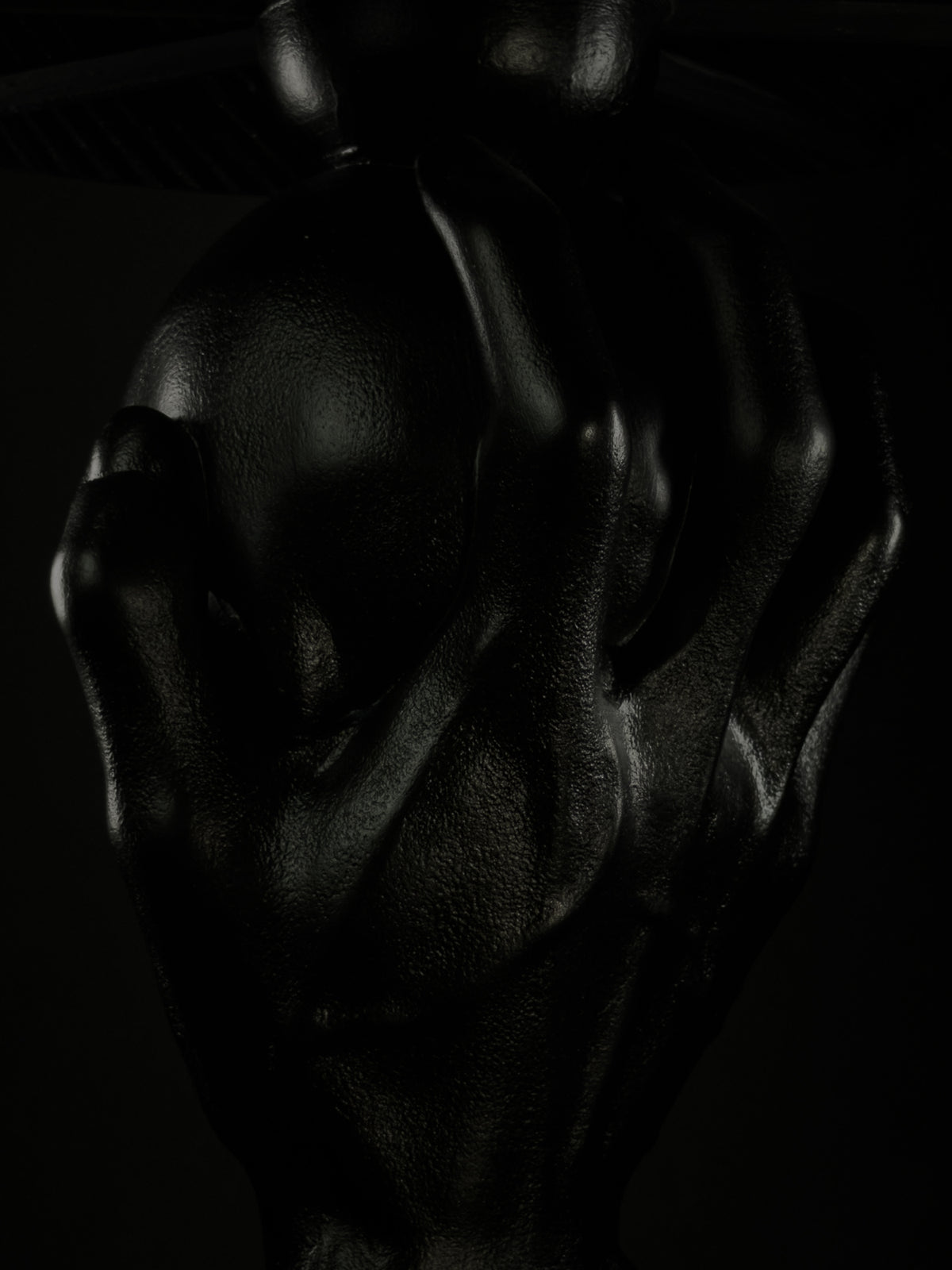Rear close-up of the sculpted fingers supporting the skull on the To Be or Not To Be lamp.